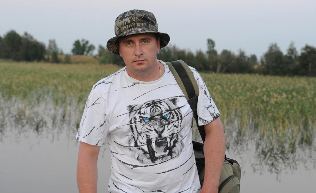 Мужчина идет на рыбалку